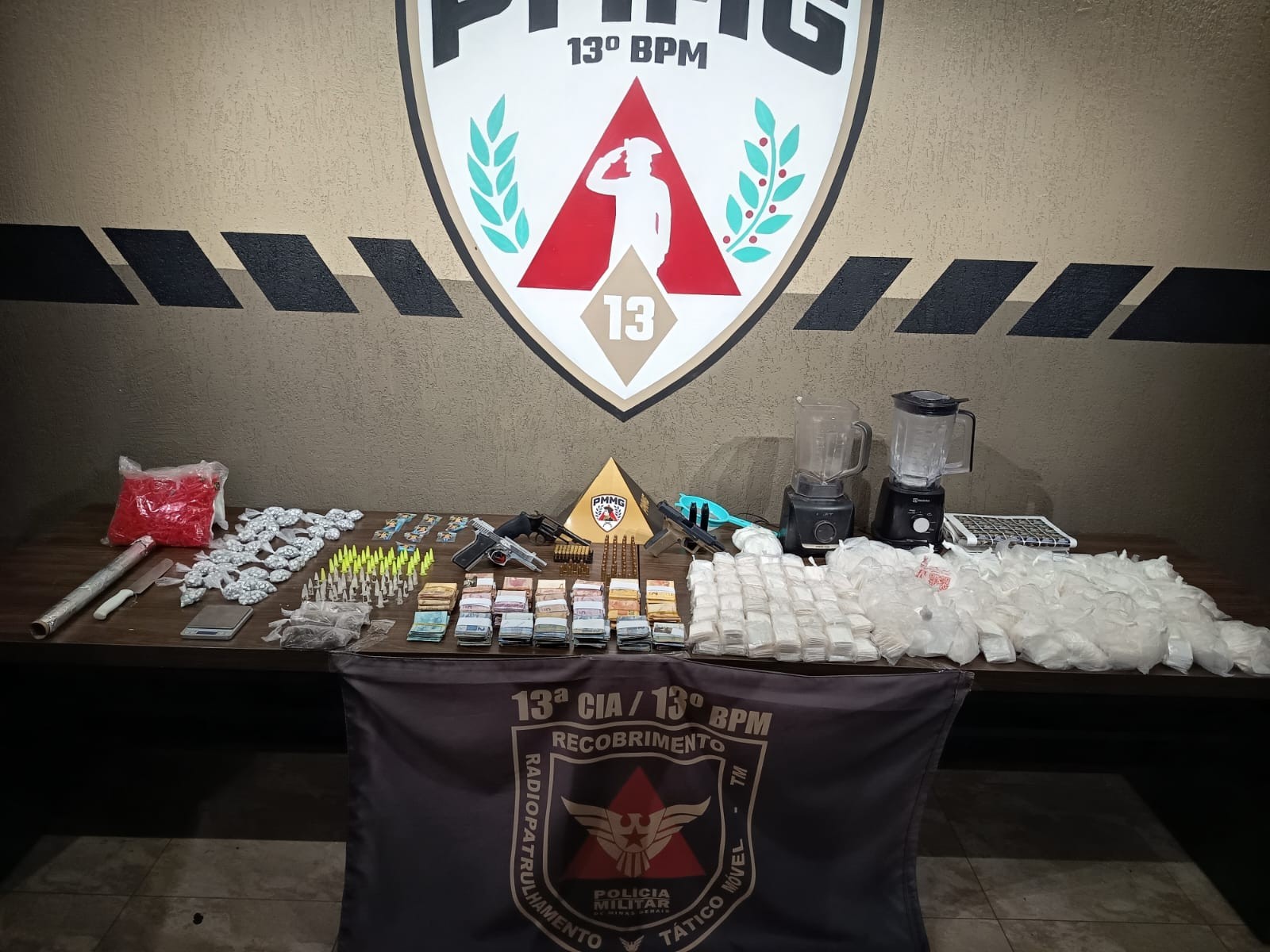 Dupla é presa com armas e drogas na região da Pampulha, em BH