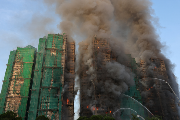Incêndio em complexo residencial de Hong Kong deixa 36 mortos e centenas de desaparecidos