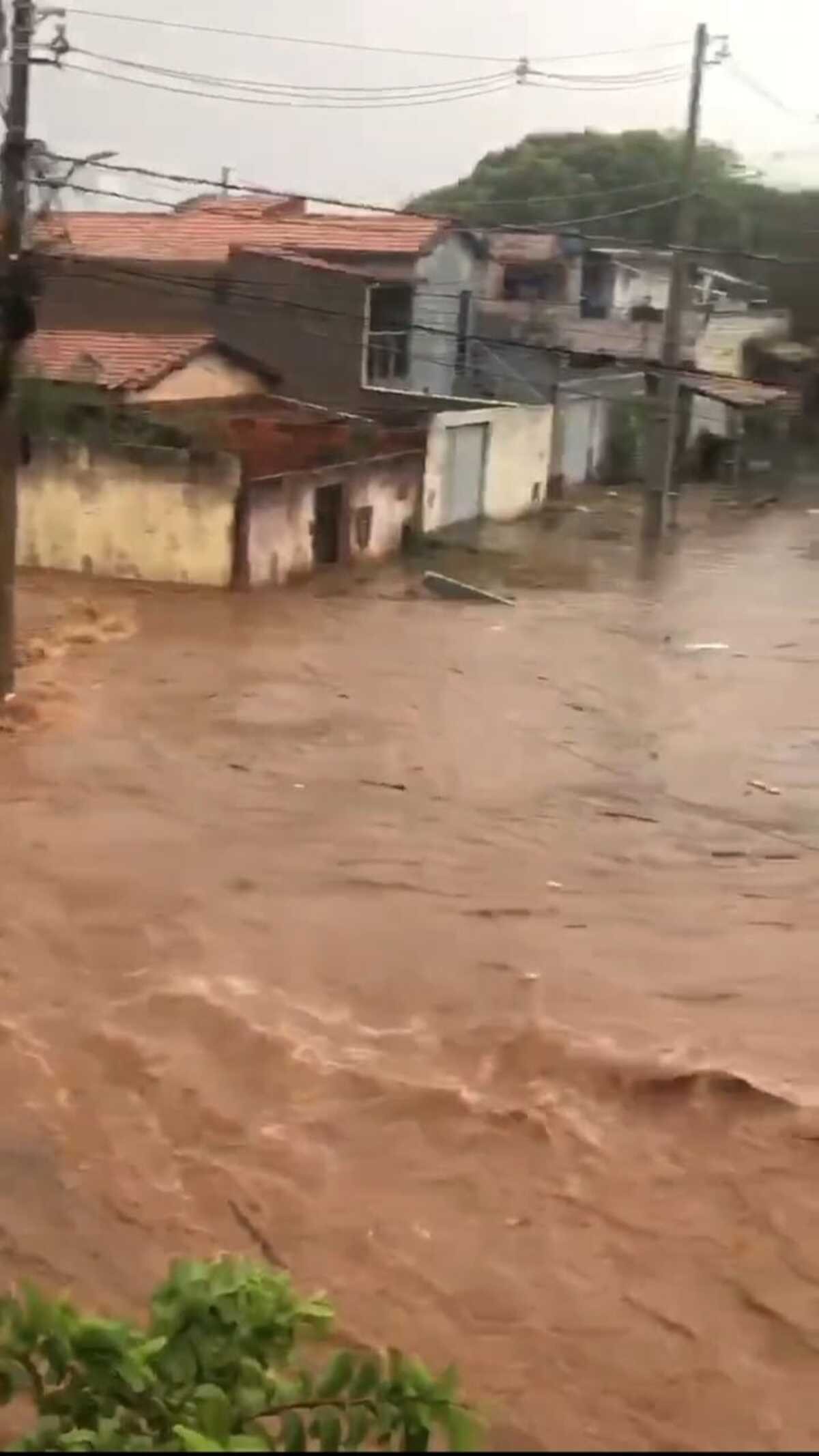 Tempestade com ventos fortes e granizo causa estragos e assusta moradores em Montes Claros; VÍDEO