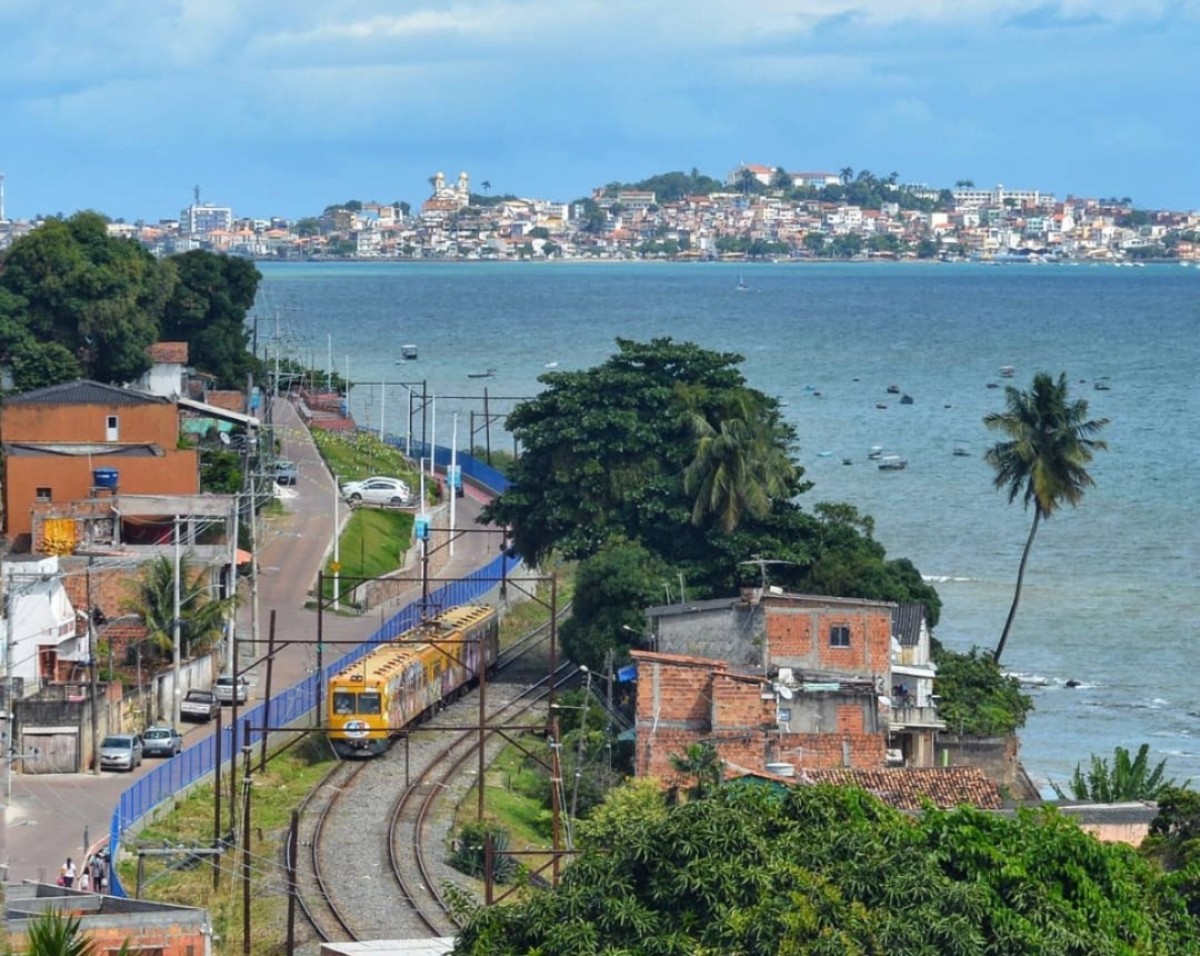 Sete pessoas são resgatadas após barco naufragar em Salvador 