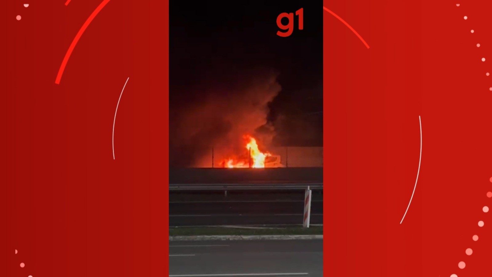 Carro pega fogo e interdita a Dutra em São José dos Campos, SP