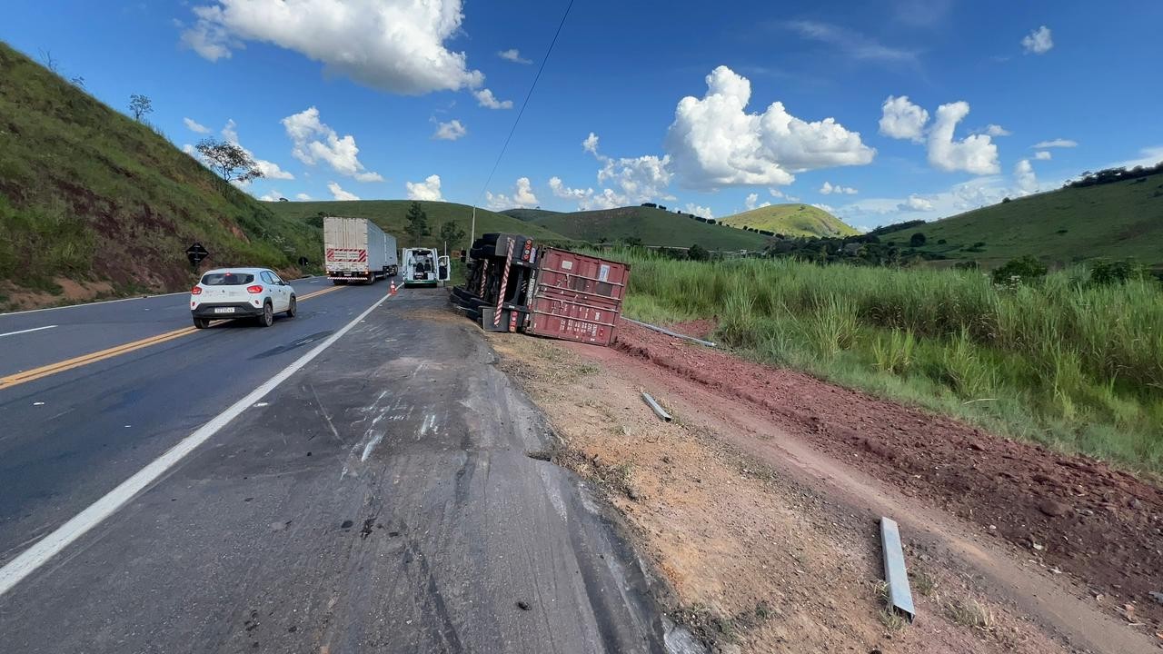 Carreta com contêineres de café tomba em curva na BR-116