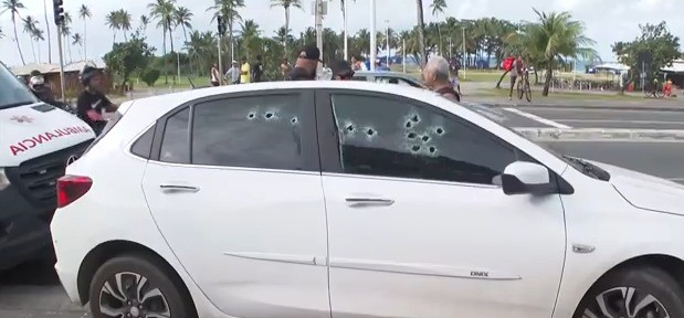 Homem com suposta ligação com 'jogo do bicho' é alvo de ataque a tiros em avenida de Salvador