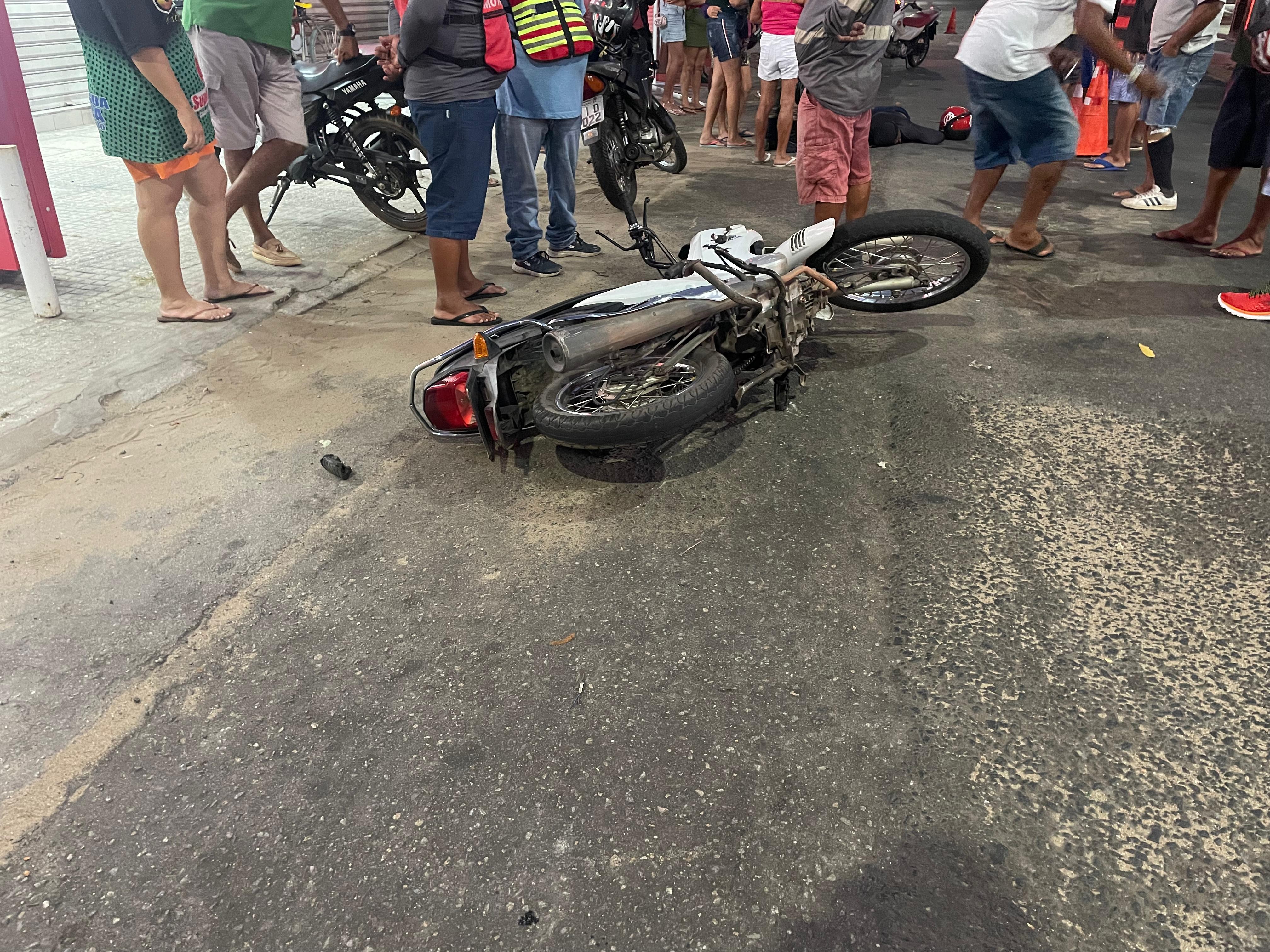 Mototaxista morre após colidir com estrutura de madeira em avenida de Parnaíba, litoral do Piauí