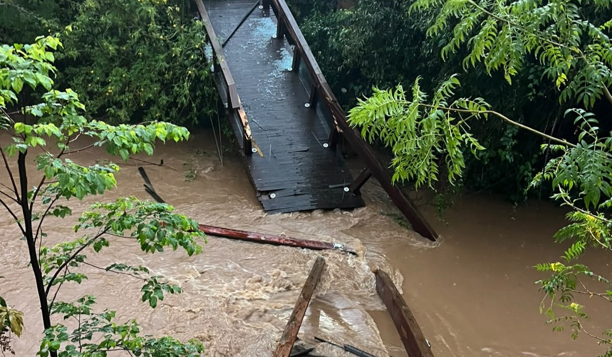 Chuva forte faz passarela interditada desabar em Socorro; estrutura tinha menos de 5 anos