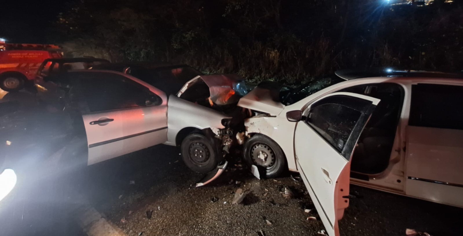 Batida entre três carros deixa motorista morto na BR-494, em MG