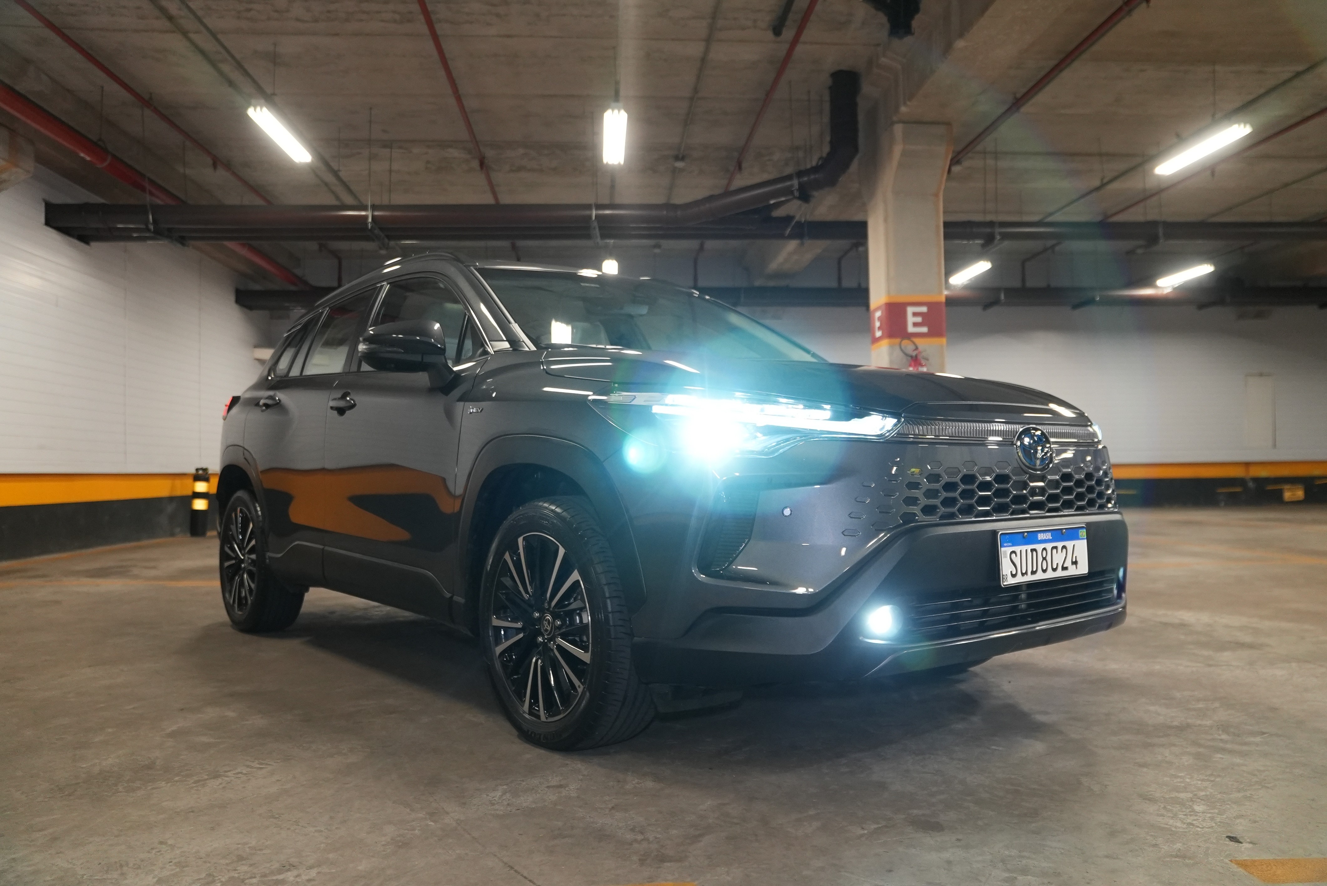 Toyota Corolla Cross híbrido se esforça para peitar chineses, mas sofre com motor fraco; VÍDEO