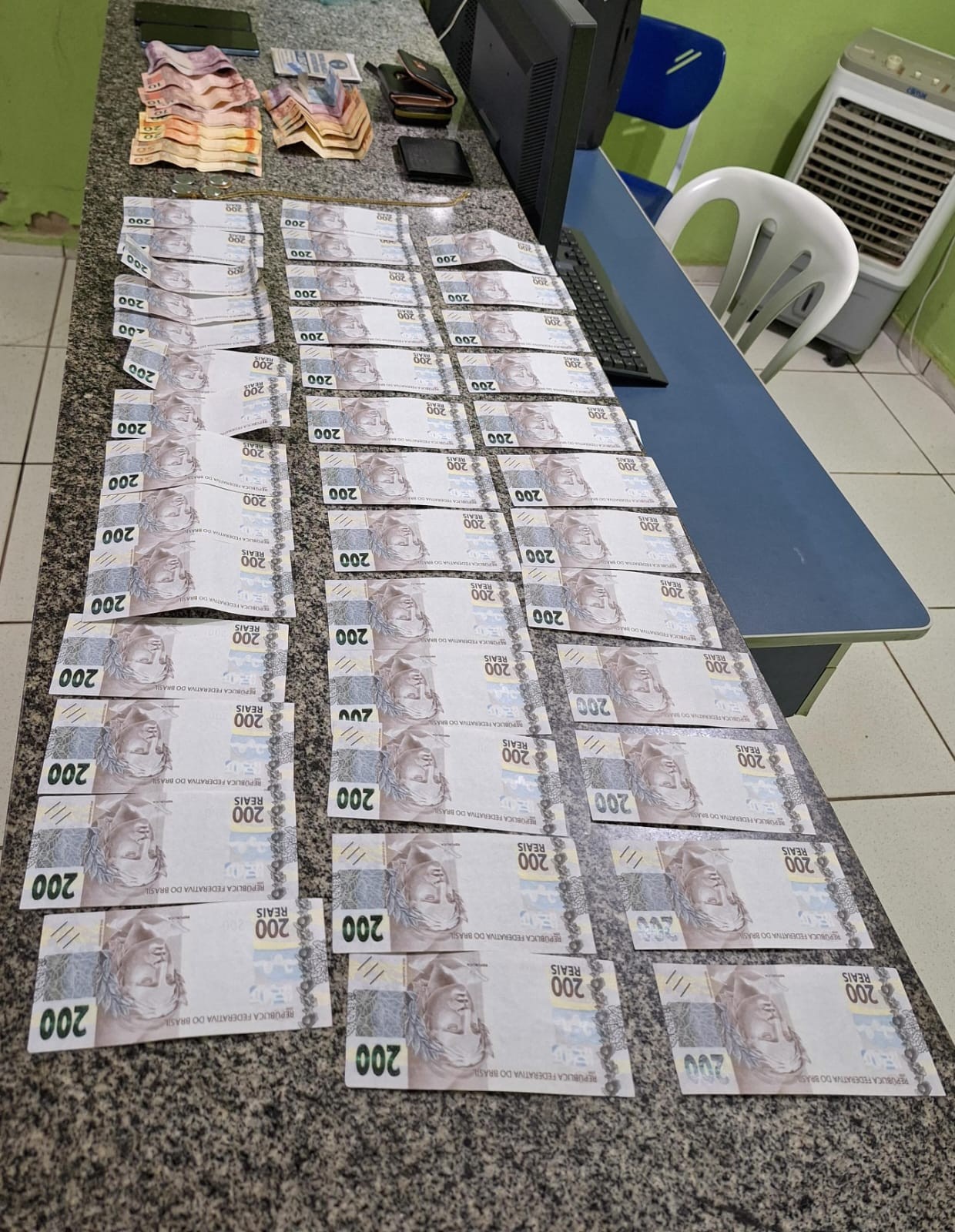 Trio é preso suspeito de repasse de dinheiro falso no Piauí; quase 8 mil reais em notas falsas são apreendidos