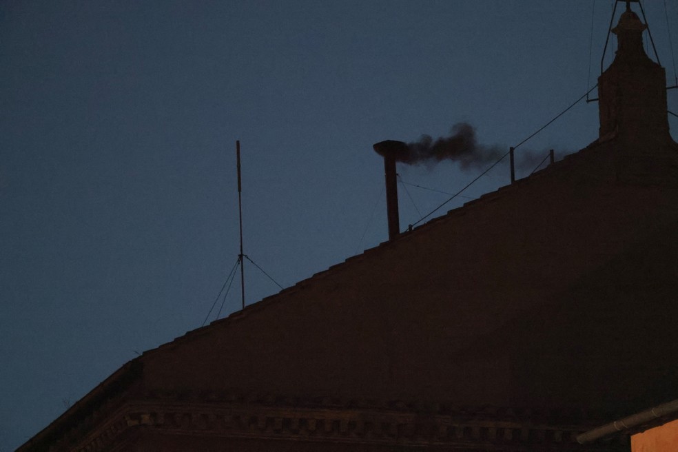 Fumaça preta sai de chaminé da Capela Sistina, em 7 de abril de 2025. — Foto: Hannah McKay/ Reuters