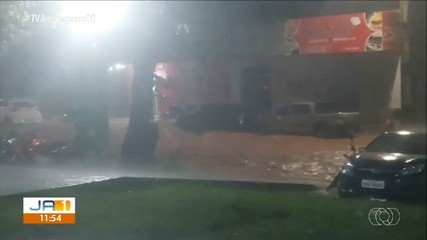 Ruas de Gurupi ficam alagadas após forte chuva