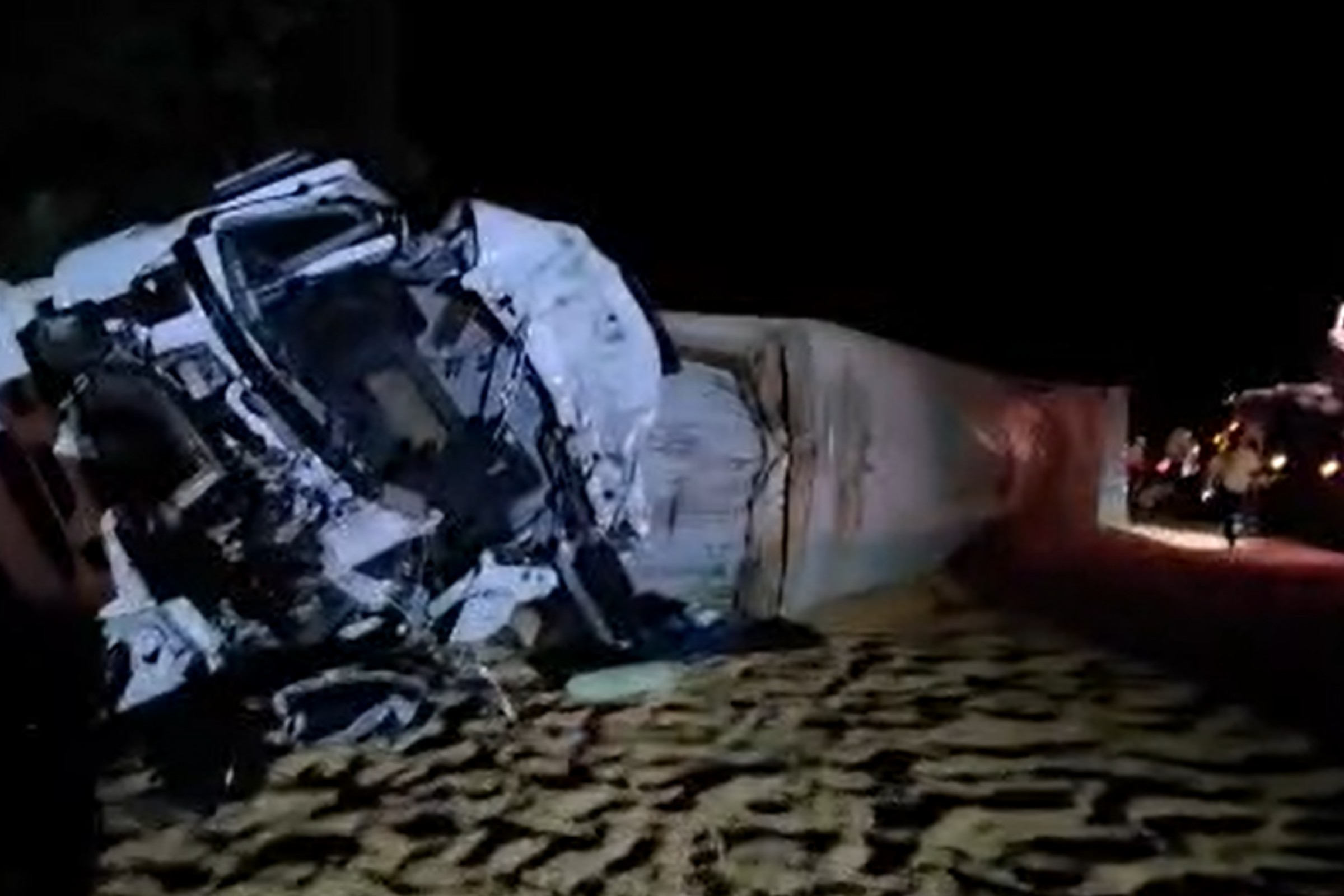 Acidente entre dois caminhões deixa um morto e bloqueia a BR-277, no litoral do PR