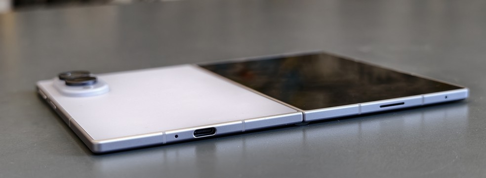 Samsung Galaxy Z Fold8 aberto, com a tela interna voltada para baixo — Foto: Henrique Martin/g1