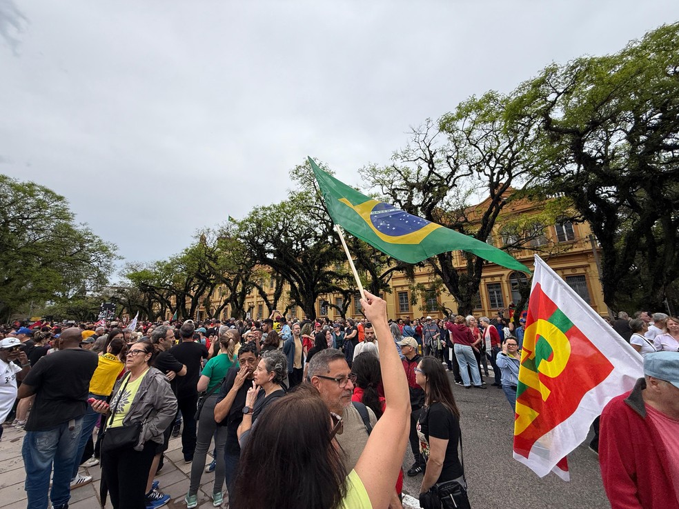 Manifestao contra PEC da Blindagem e projeto da anistia em Porto Alegre  Foto: Pietro Oliveira/RBS TV