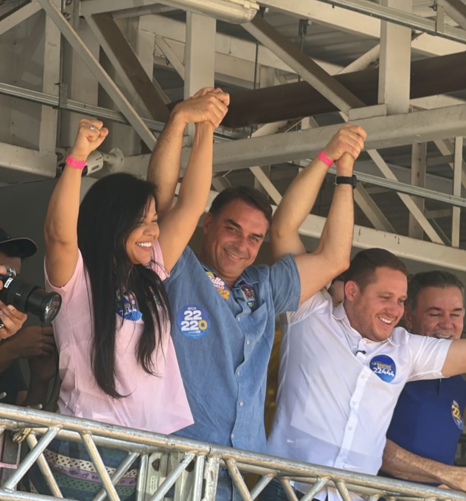 Flávio Bolsonaro critica STF em ato no Ceará e mantém silêncio sobre inquérito do filme Dark Horse​‌​