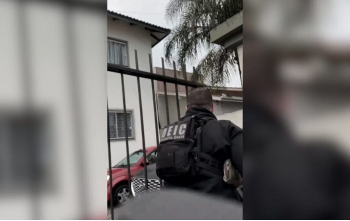 Itens nazistas e supremacistas são achados em endereços ligados a servidor público em SC