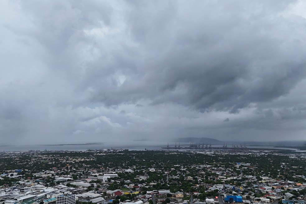 Nuvens sobre o céu de Kingston, capital da Jamaica, em meio à aproximação do furacão Melissa, em 26 de outubro de 2025. — Foto: AP Photo/Matias Delacroix