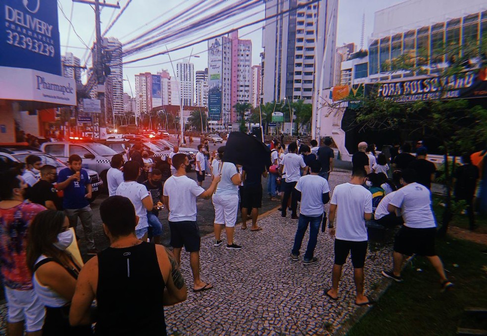 Manifestantes fixam cruzes em frente ao Mercado de São Brás, em Belém, Pará