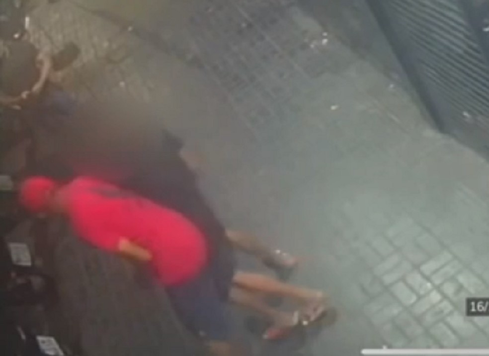 Momento em que o suspeito ataca e toma arma de policial — Foto: Reprodução/Redes Sociais