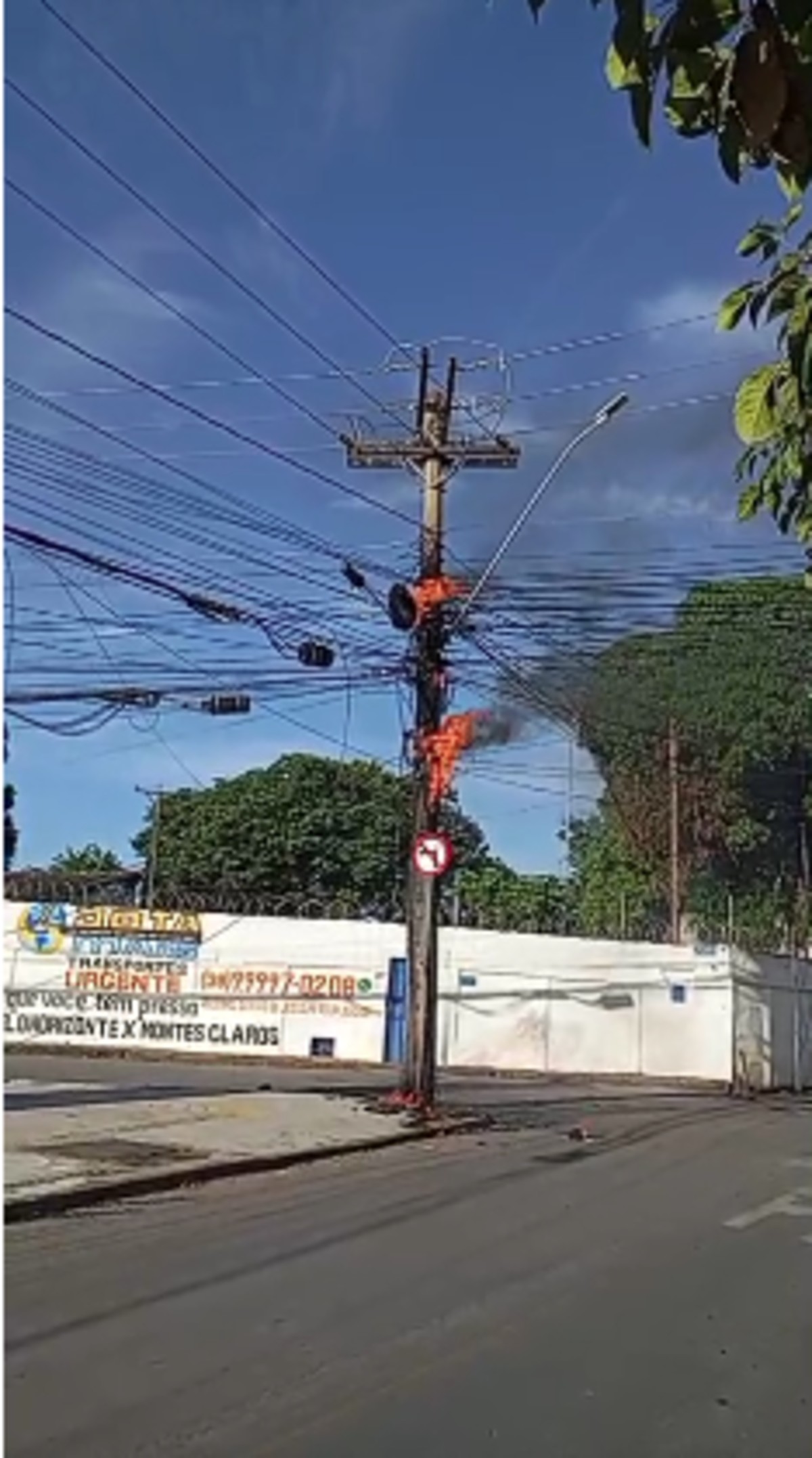 Incêndio atinge fiação de telefonia e interdita trânsito em Montes Claros
