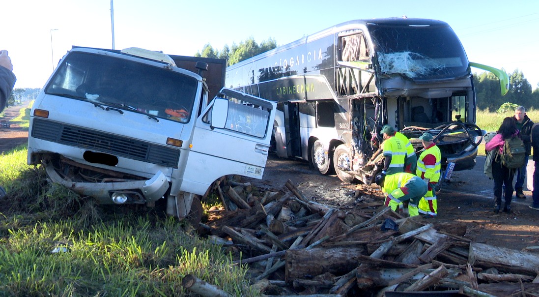 Batida entre ônibus e caminhão deixa 15 feridos na BR-277, em Cascavel, segundo a PRF