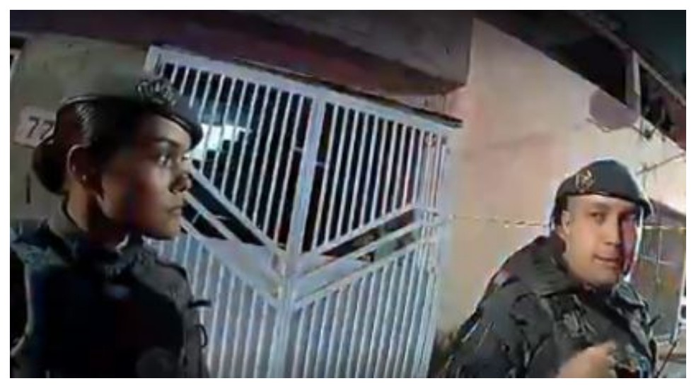 Yasmin entrega a outro PM arma que usou para atirar em mulher — Foto: Reprodução