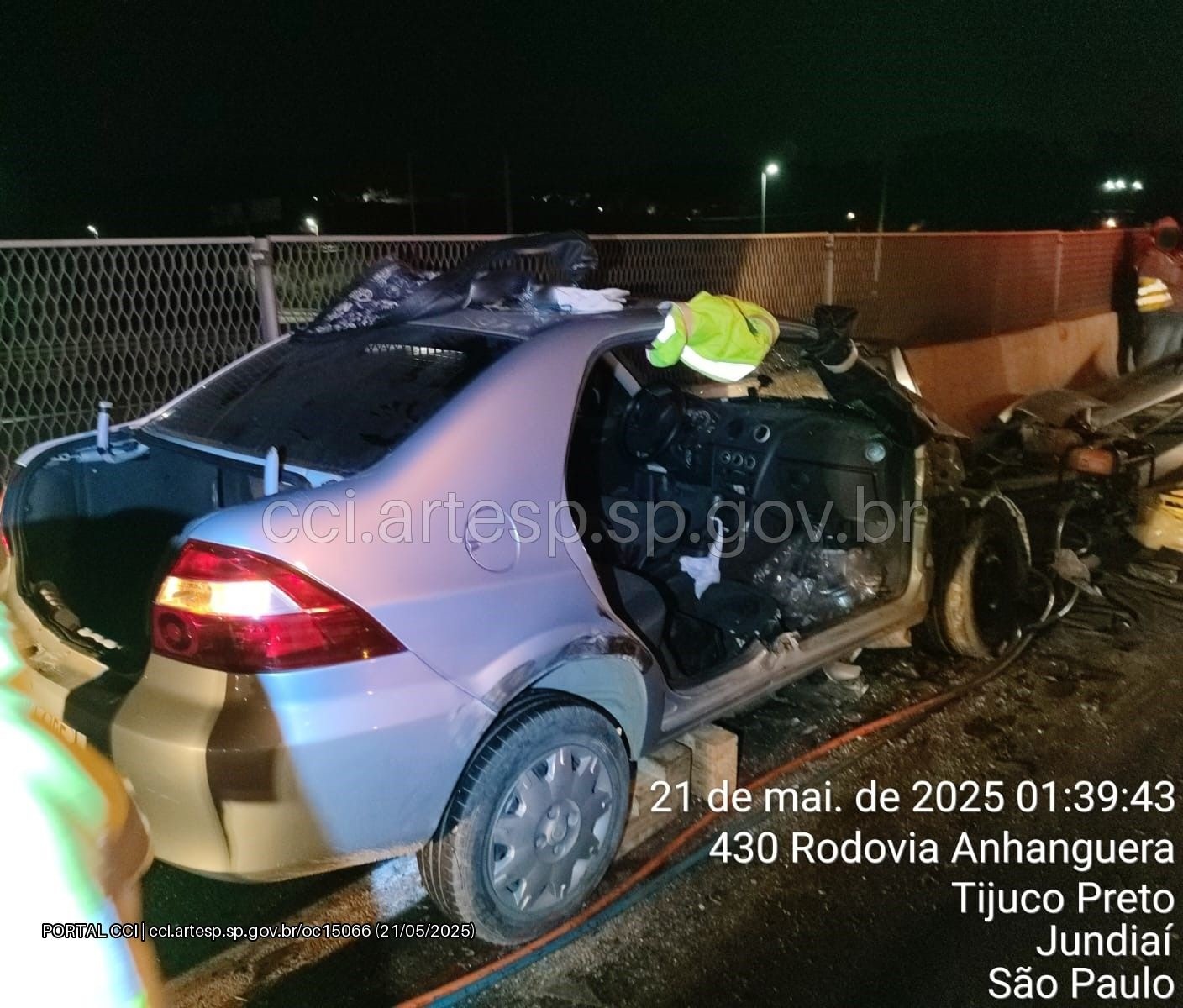 Motorista fica ferido após bater carro em caminhão na Rodovia Anhanguera em Jundiaí
