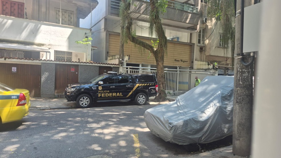 Pol�cia Federal no endere�o do ex-presidente do Rioprevid�ncia � Foto: Eduardo Pierre/g1