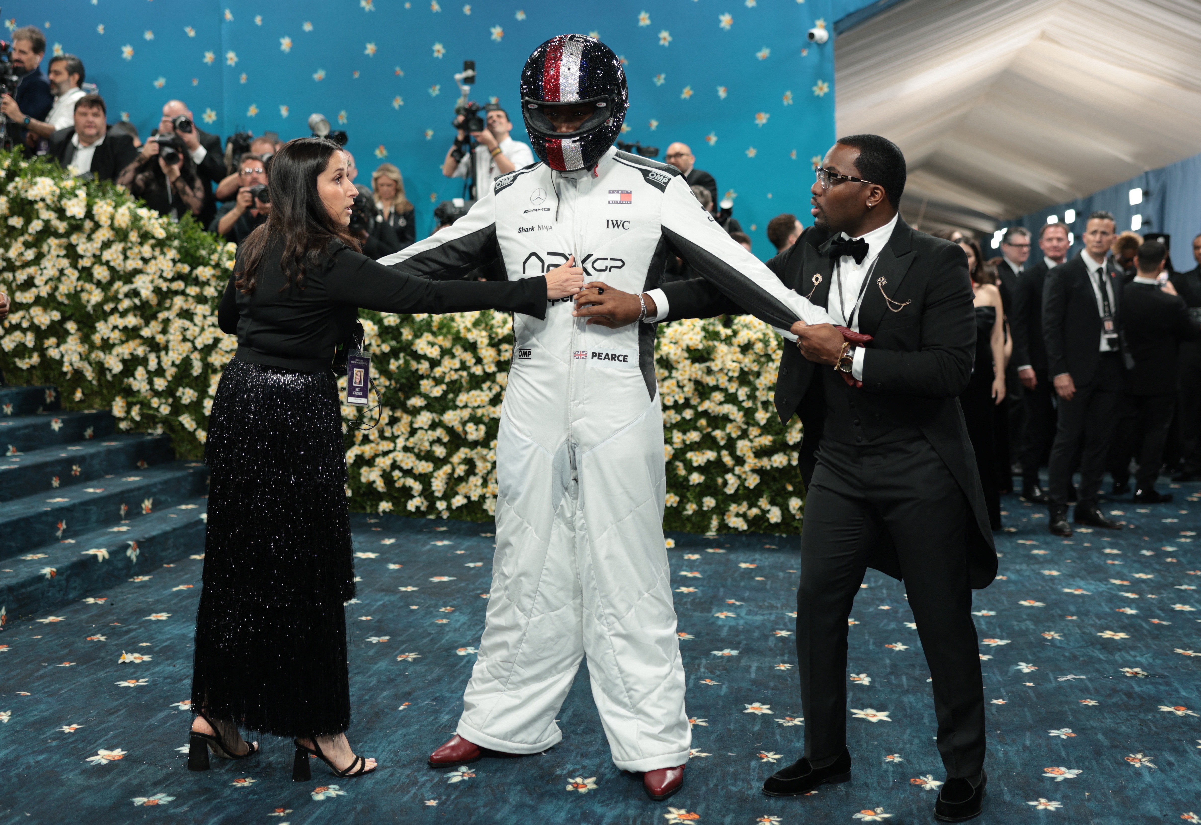 Met Gala 2025: Damson Idris transforma look na chegada do evento
