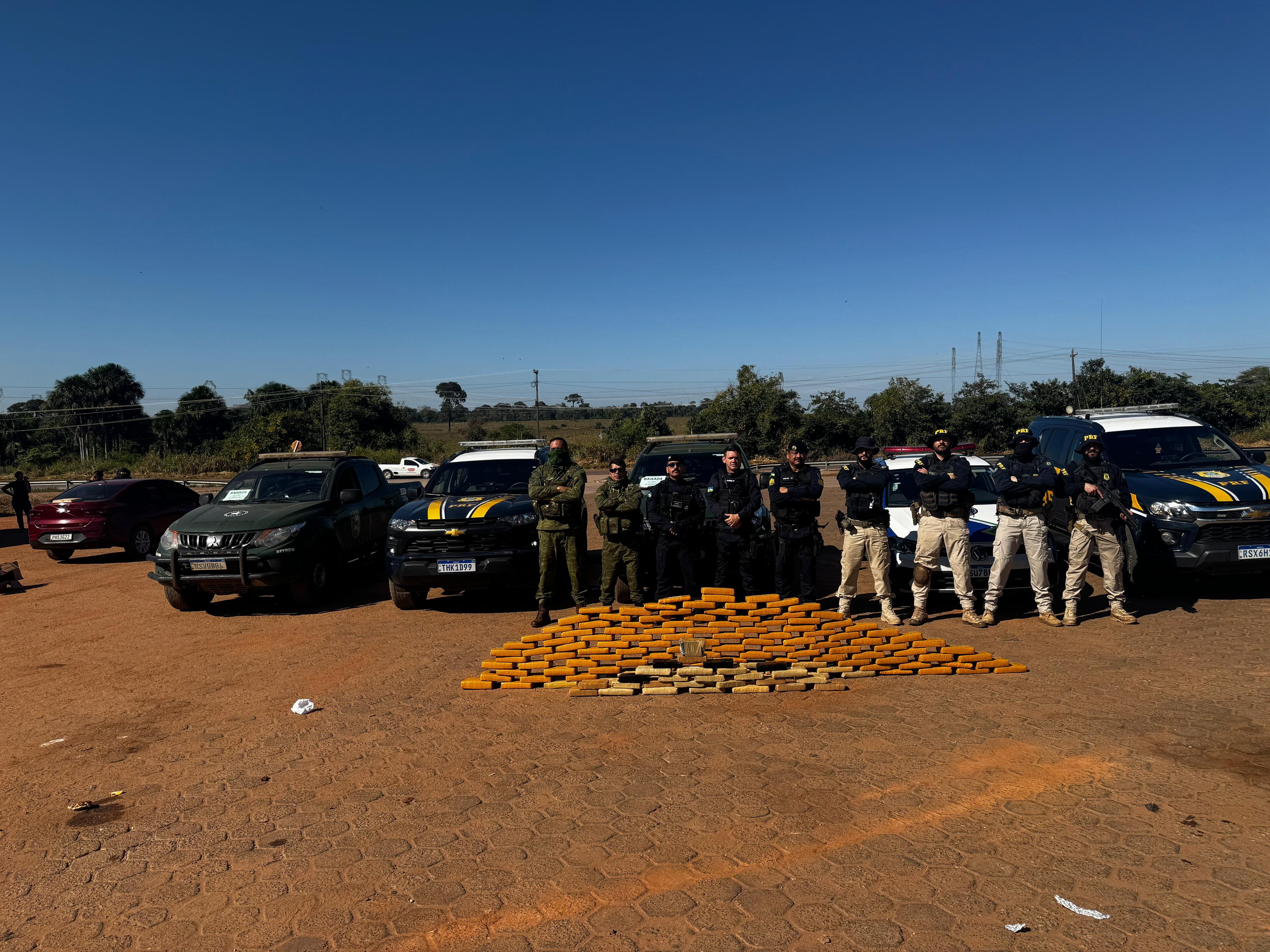Suspeitos fogem da PRF, batem em viatura e são presos com drogas na BR-364 em RO