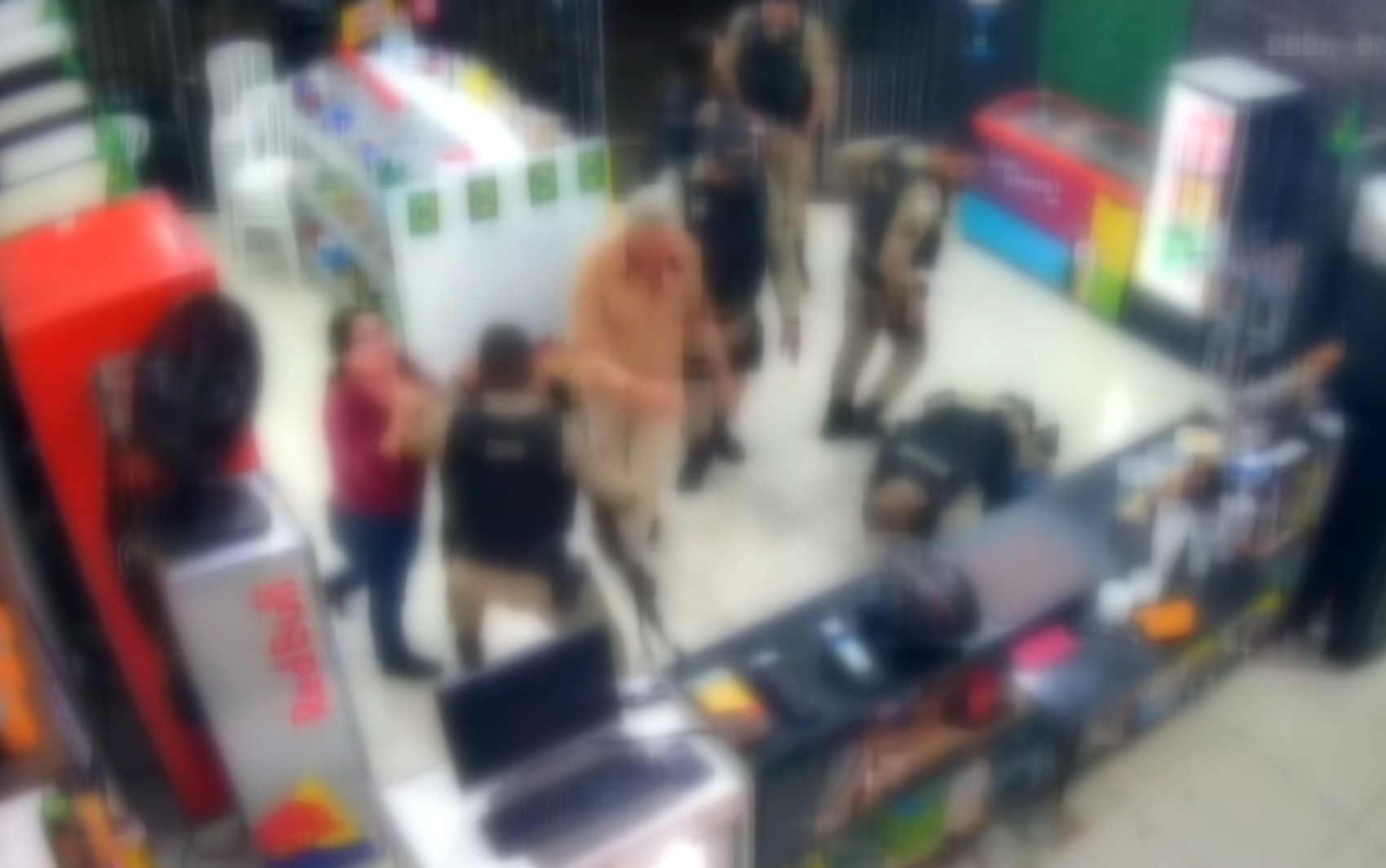 Comerciante e mãe denunciam agressões de policiais militares após discussão em adega em Passos, MG
