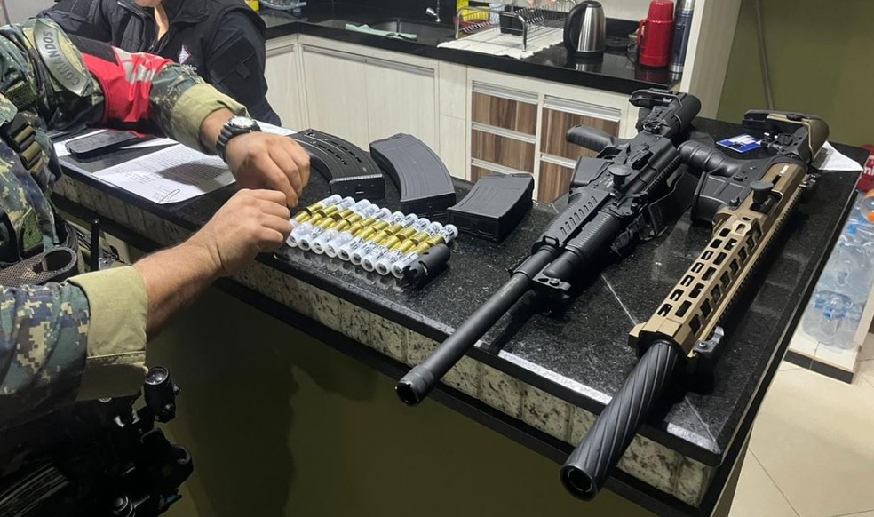 Polícia apreendeu duas duas escopetas semiautomáticas calibre 12, munições e celulares com cearense preso na cidade de Pedro Juan Caballero, no Paraguai. — Foto: Secretaria Nacional Antidrogas/ Divulgação