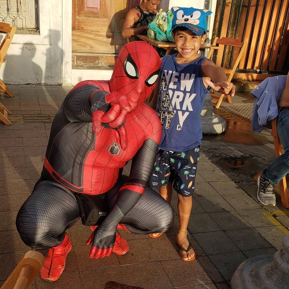 Rhaego pousa para fotos com crianças em Salvador — Foto: Arquivo Pessoal