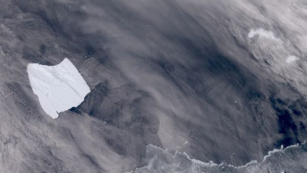 Foto do espaço: A23a fica a cerca de 200 km a oeste das Ilhas Órcades do Sul, nesta imagem parcialmente coberta por nuvens — Foto: COPERNICUS DATA/ESA/SENTINEL-3