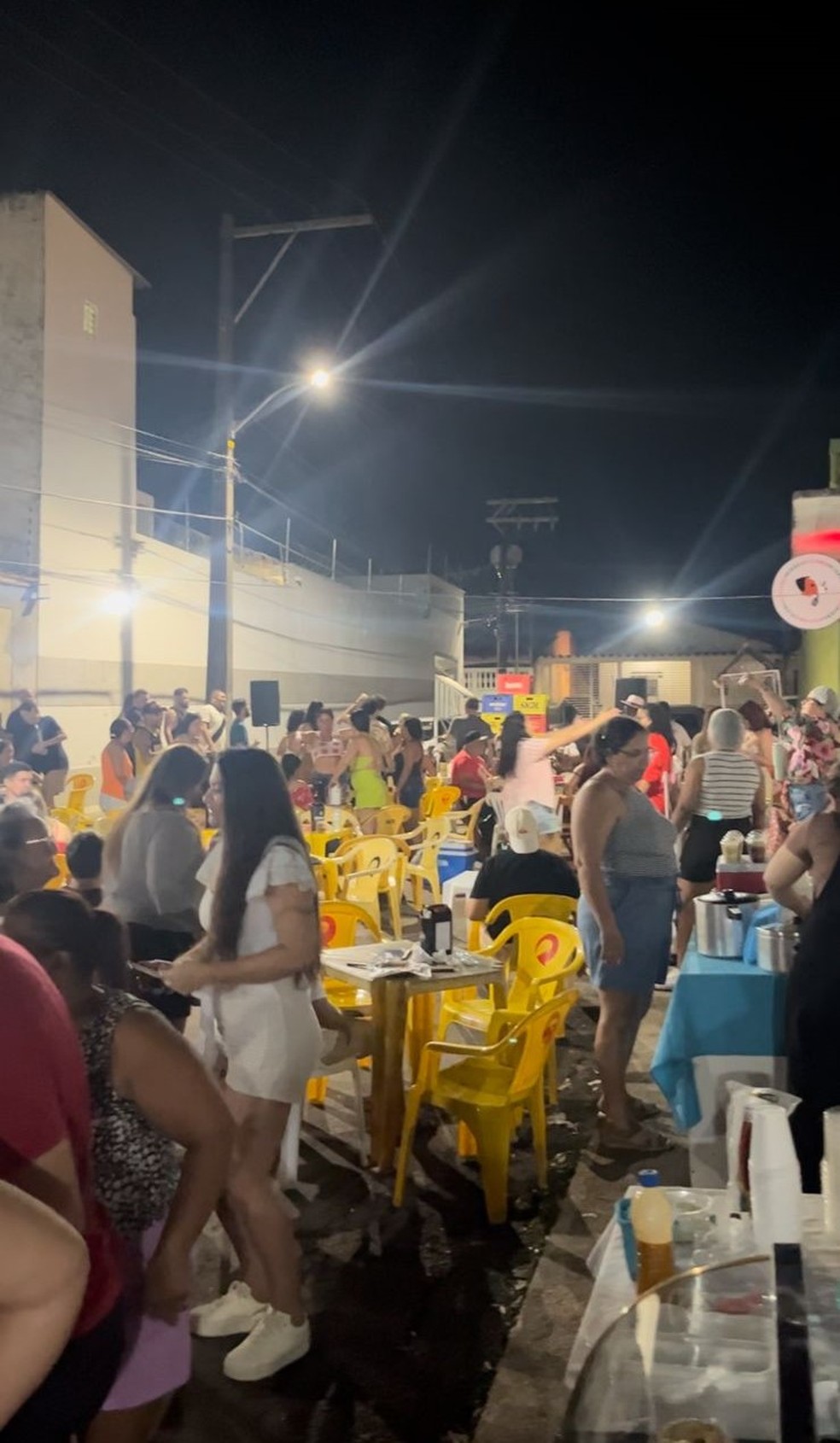 Feira acontece no meio da rua em bairro de Rio Branco — Foto: Arquivo pessoal