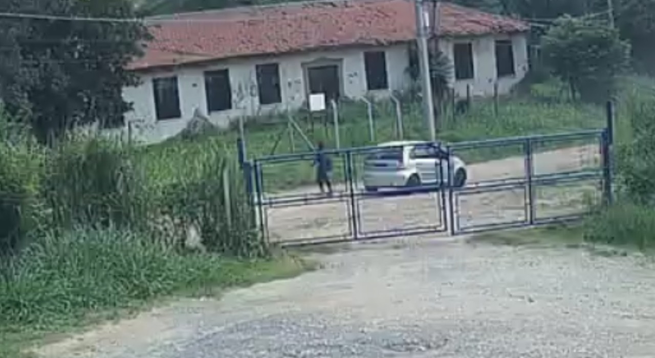 Vídeo mostra estudante de Jundiaí encontrada morta descendo de veículo e seguindo a área de mata; assista
