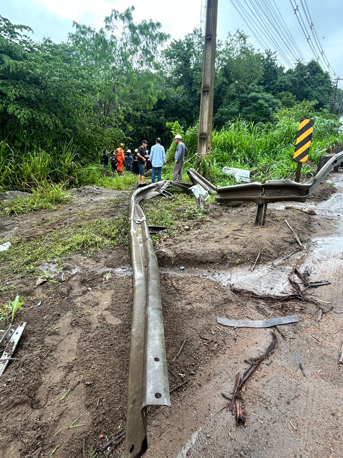 Carro cai em ribeirão na BR-458 e deixa três mortos em Ipatinga