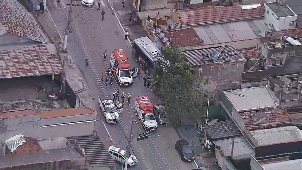 Ônibus colide em poste. — Foto: Reprodução/ TV Globo