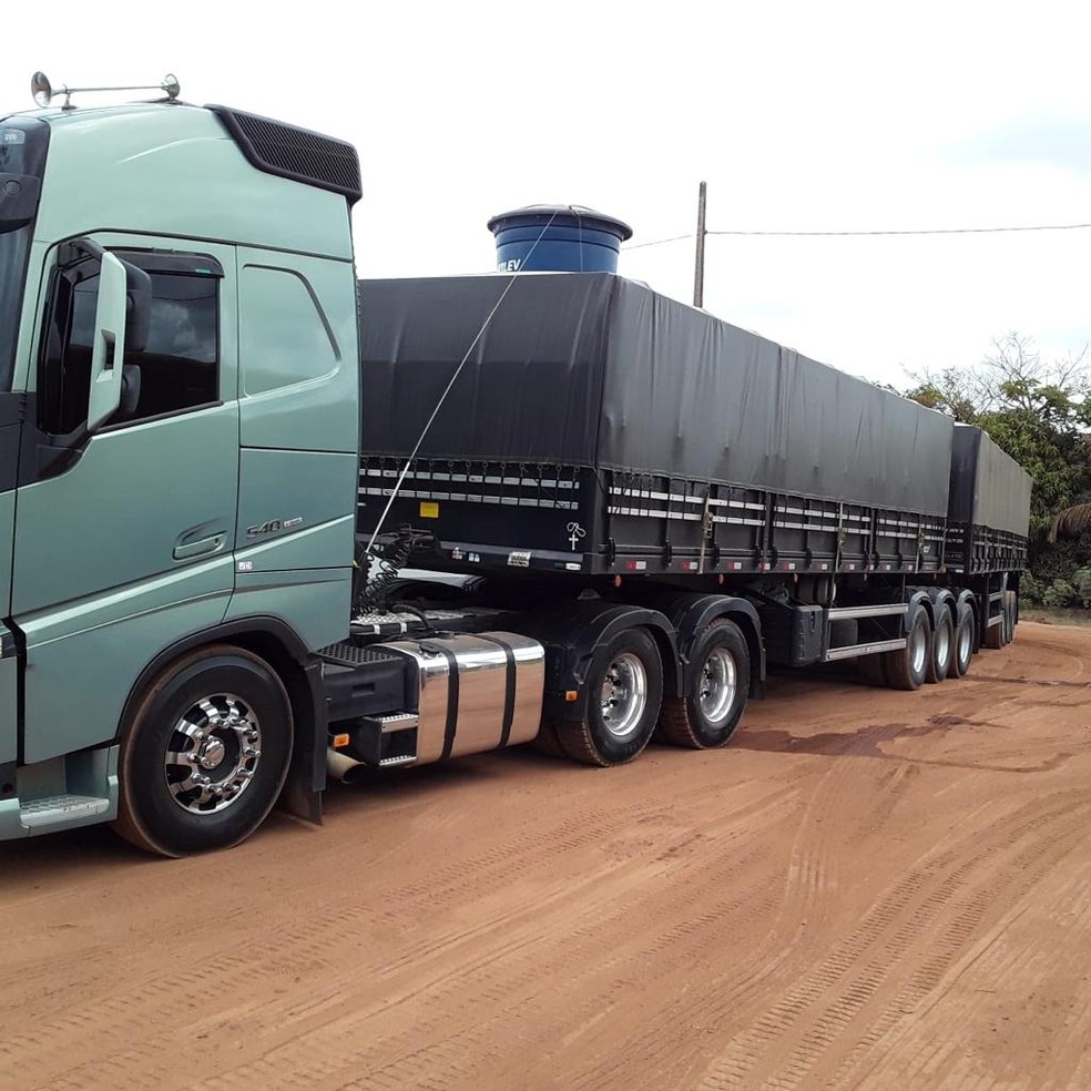 Caminhão articulado de mercadorias na rodovia