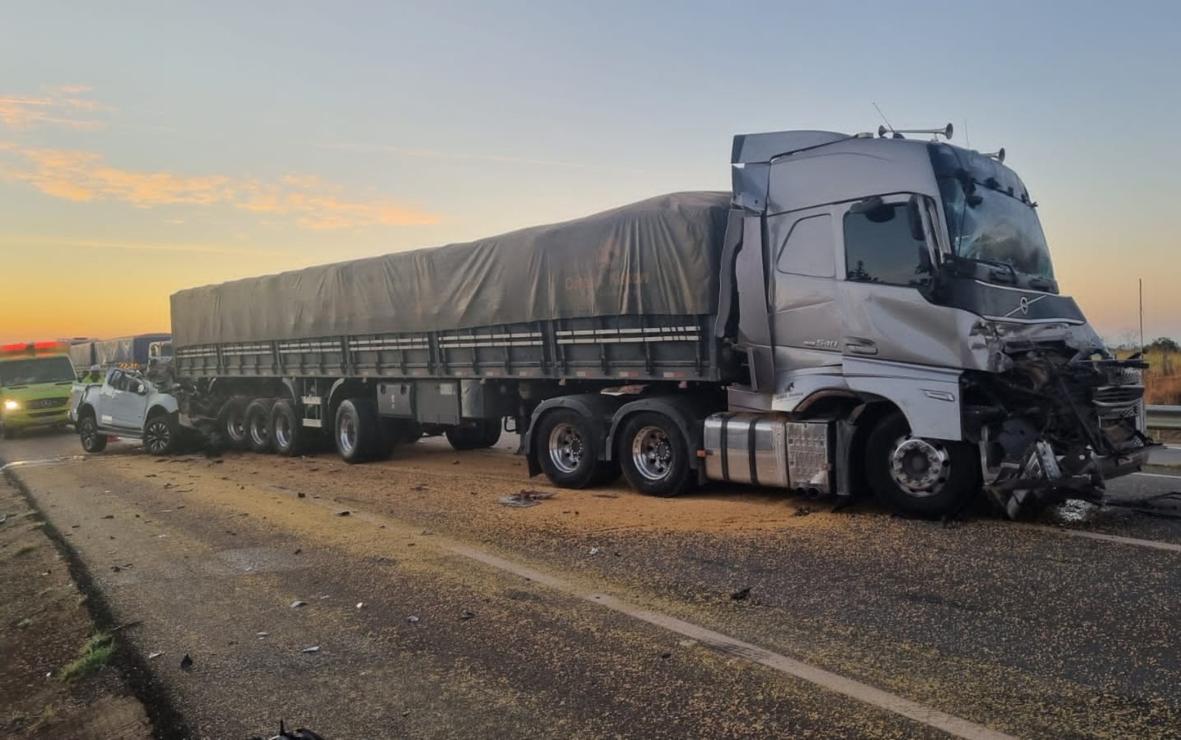 Acidente entre caminhonete e carretas mata duas pessoas, na BR-050