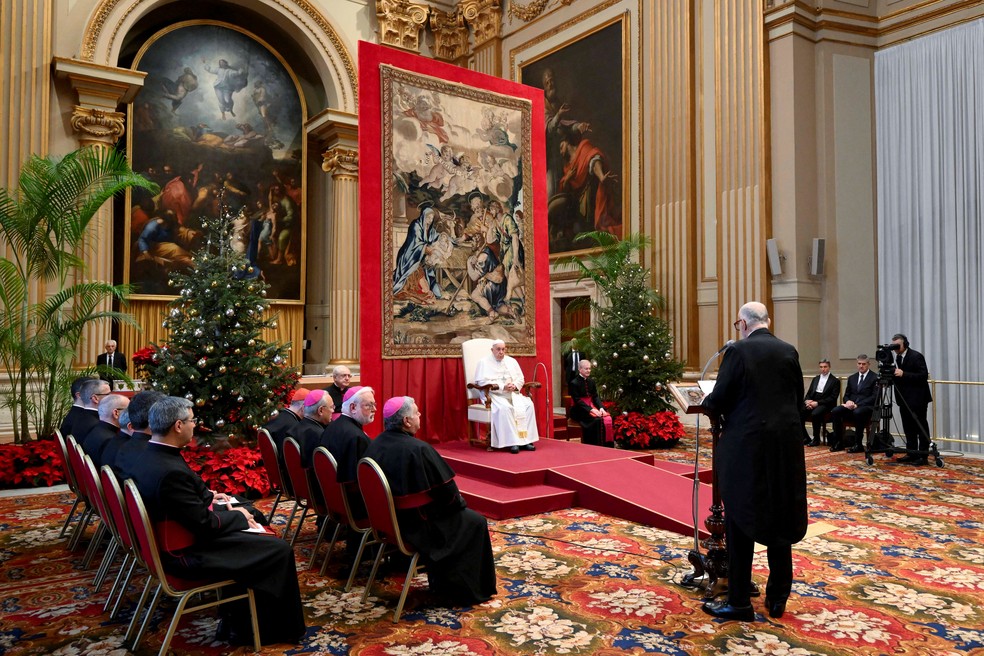 Papa Francisco durante reunião com diplomatas no Vaticano em 8 de janeiro de 2024 — Foto: Vatican Media/Simone Risoluti/­Reprodução via REUTERS