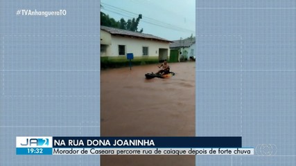 Morador anda de caiaque em rua alagada de Caseara
