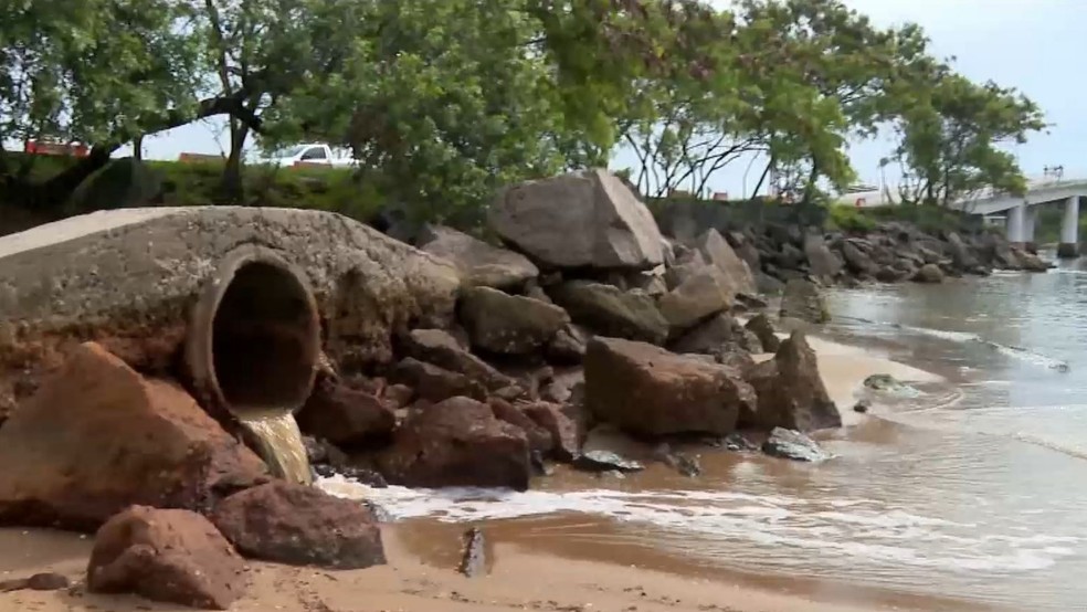 Tribunal de Contas do Esp&iacute;rito Santo aponta lan&ccedil;amento de esgoto em praias de Vit&oacute;ria &mdash; Foto: Reprodu&ccedil;&atilde;o/TV Gazeta