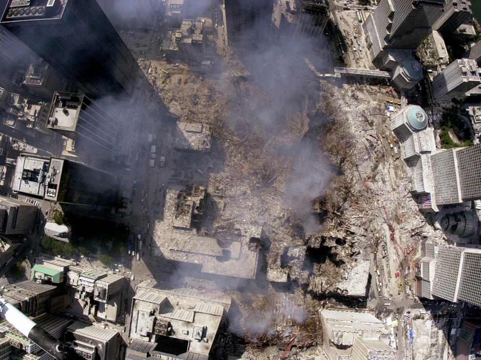 Uma semana após os ataques ao WTC, imagem aérea mostra o estrago deixado no local onde ficavam as Torres Gêmeas em Nova York — Foto: Prefeitura de Nova York via AFP/Arquivo