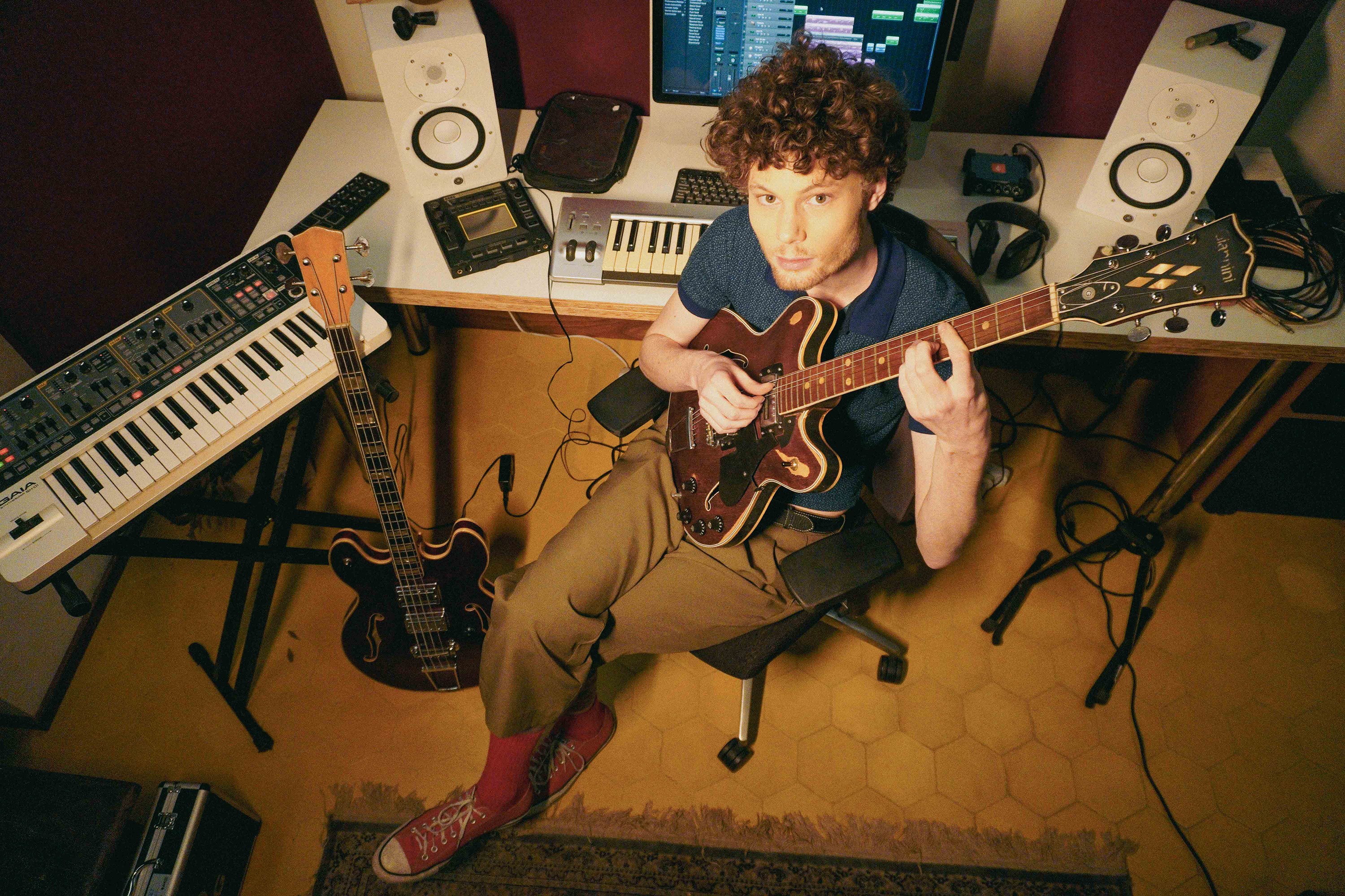 Valentim Frateschi faz ‘Mau contato’ com Sophia Chablau em música de ‘Estreito’, álbum solo calcado no groove