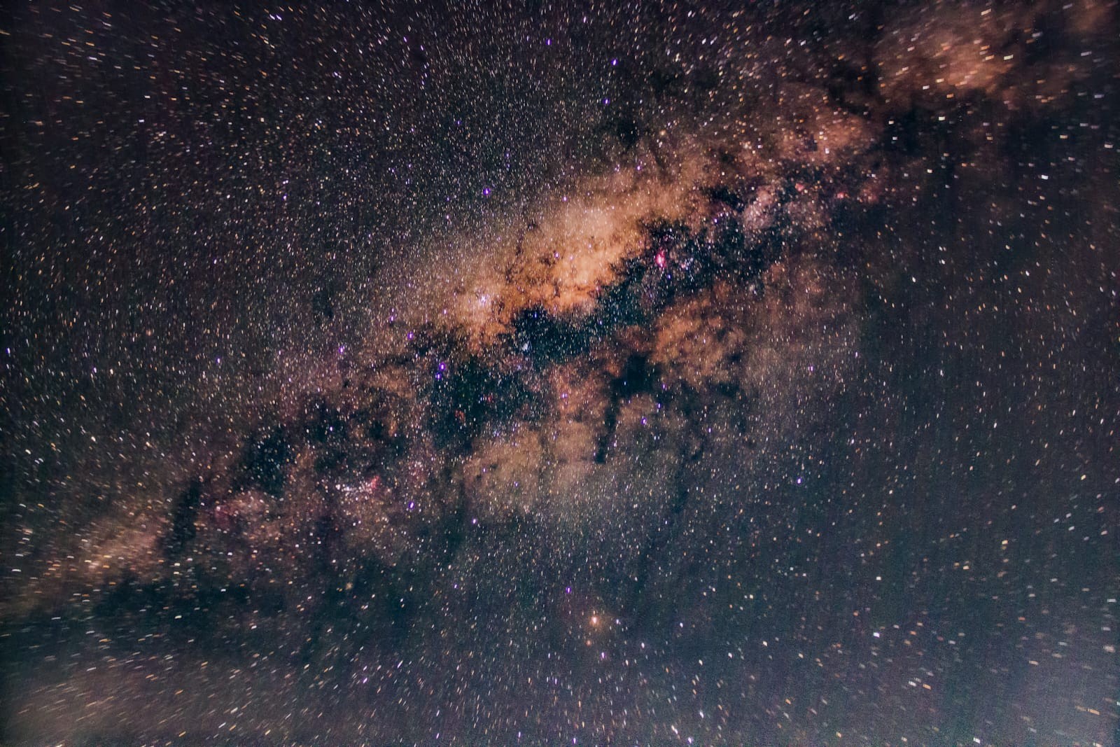 Fotografia da Via Láctea mostra nebulosas e estrela Antares em detalhes impressionantes