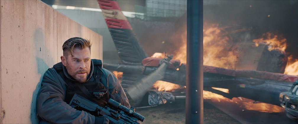 Chris Hemsworth em cena de 'Resgate 2' &mdash; Foto: Divulga&ccedil;&atilde;o