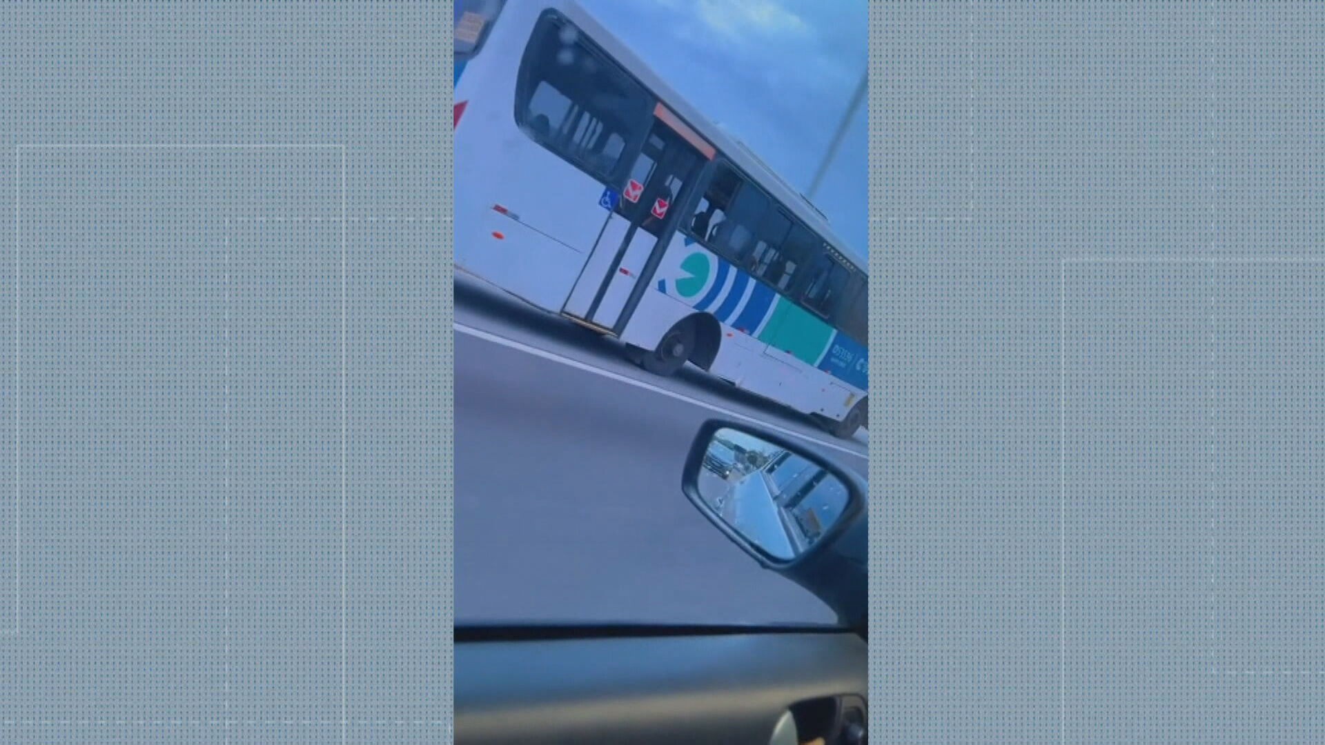 Ônibus circula sem a roda traseira na Avenida Brasil; VÍDEO 