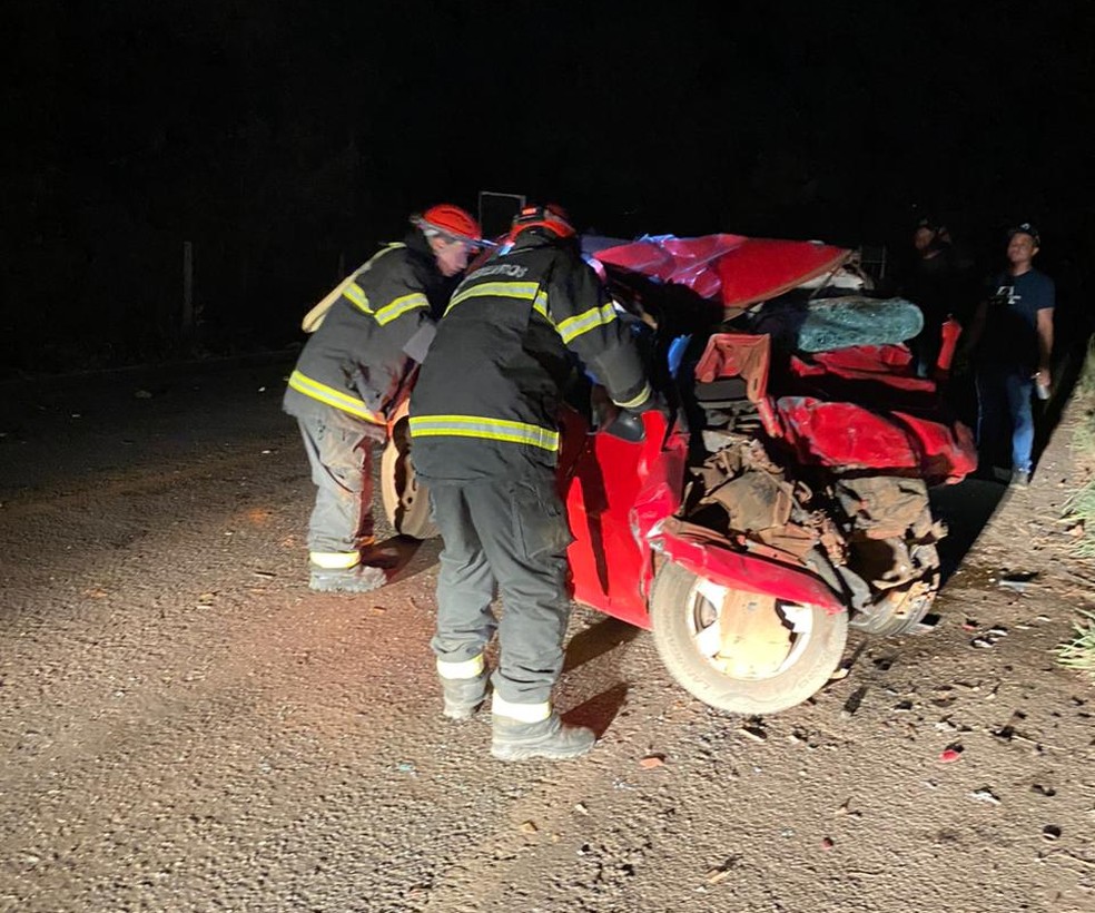 Carro ficou destruído após bater em ônibus — Foto: Bombeiros/Divulgação