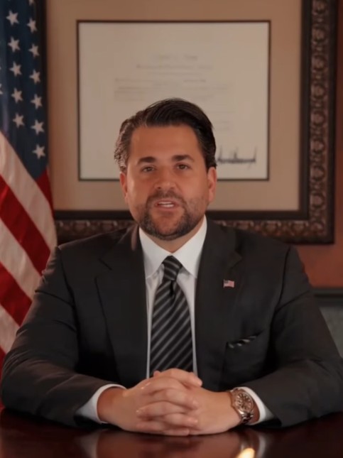 Nick Adams, o macho alfa nomeado nos EUA para vender a marca e os valores de Trump