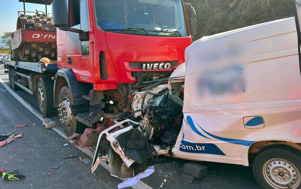 Motorista morre após batida entre Fiorino e caminhão em Itamogi — Foto: Corpo de Bombeiros